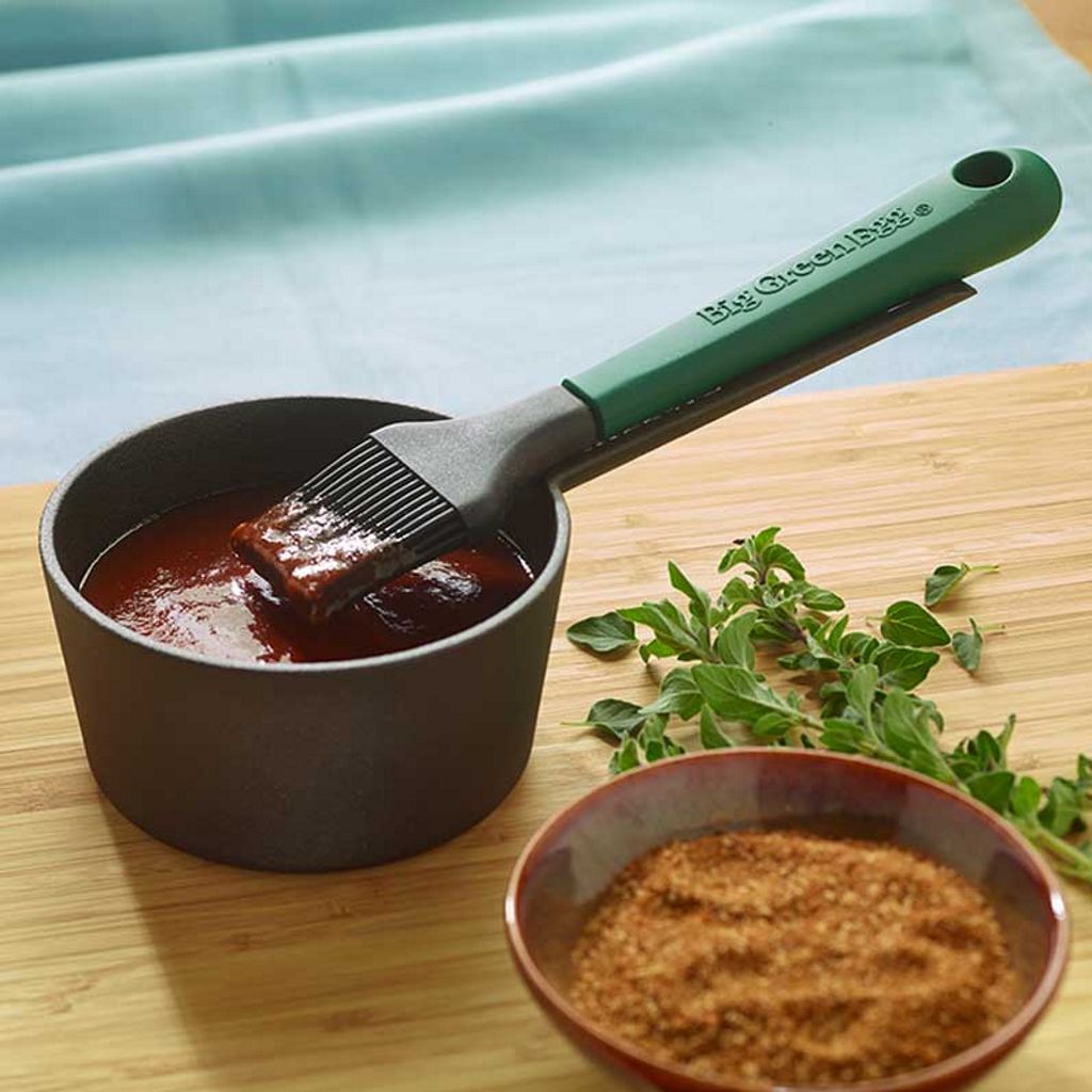 Big Green Egg Cast Iron Sauce Pot med Basting Brush